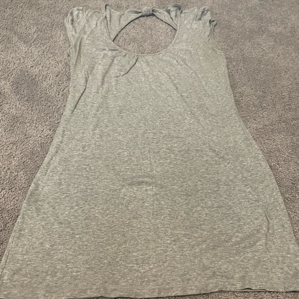 EUC Express gray scoop neck shirt with open upper back. Size Large.